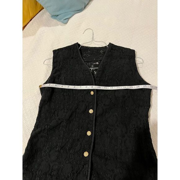 Lace
Vest with fancy buttons size medium - Picture 5 of 7